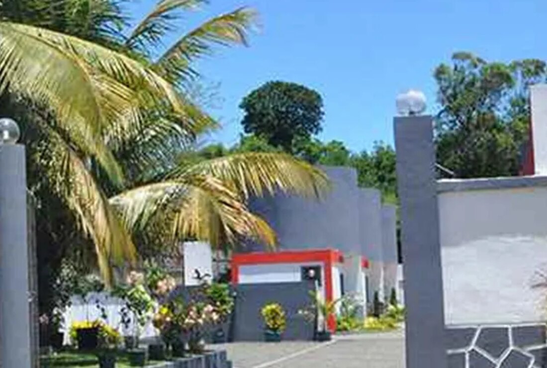 Entrée arborée de l’Hôtel Fleuri à Tamatave