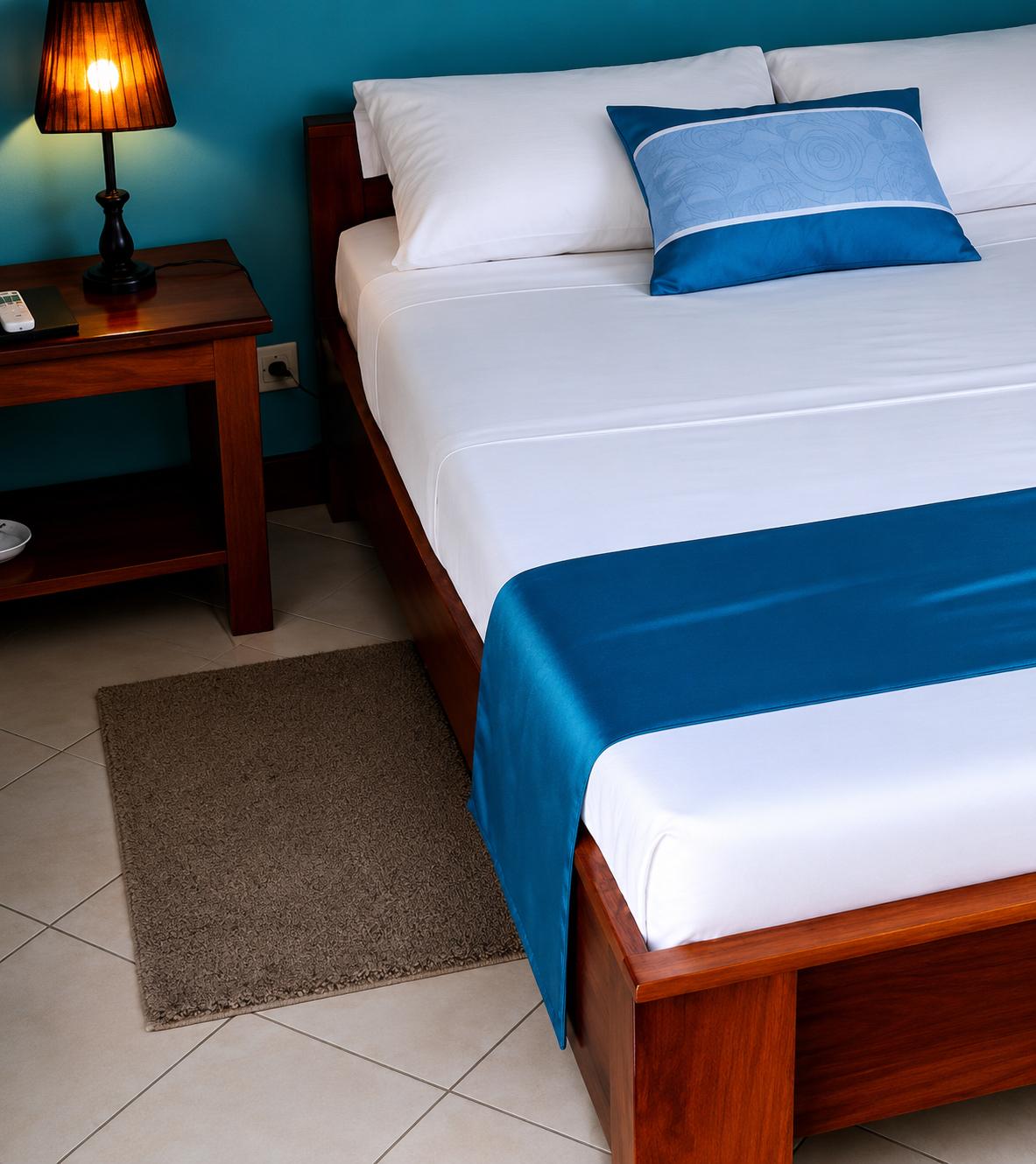 Chambre présentée avec linge de lit bleu